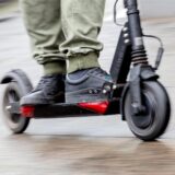 Ein Mann fährt mit einem E-Scooter