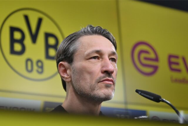 Niko Kovac sitzt auf einem Podium.