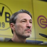 Niko Kovac sitzt auf einem Podium.