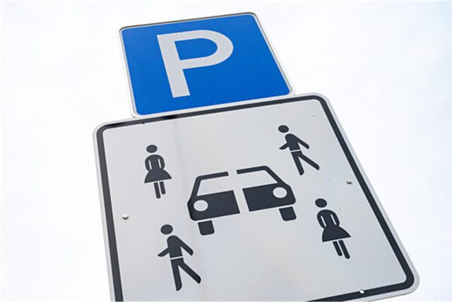 Ein Schild kennzeichnet einen Parkplatz für Carsharing-Fahrzeuge.