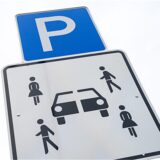Ein Schild kennzeichnet einen Parkplatz für Carsharing-Fahrzeuge.