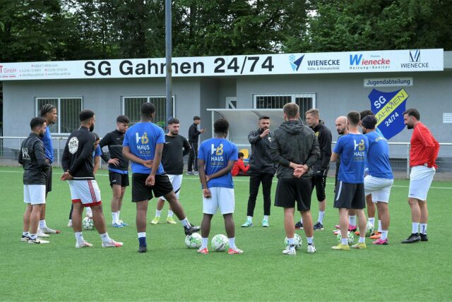 Spieler der SG Gahmen stehen im Kreis.