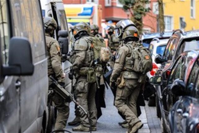 Schwerbewaffnete Sicherheitskräfte in Bochum im Einsatz.