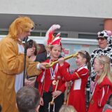 Auf dem Bild ist Bürgermeister Dirk Wiegand zu sehen, wie er den symbolisch den Schlüssel des Rathauses an das junge Prinzen-Kinderpaar übergibt.
