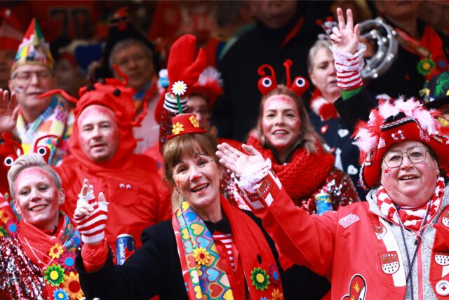 Menschen feiern Karneval.