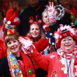 Menschen feiern Karneval.