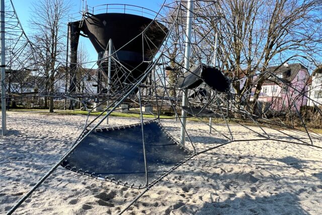 Das Klettergerüst im Himmelmannpark in Fröndenberg. Im Hintergrund ist der Trichter zu sehen.