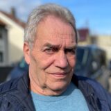 Jürgen Bäsig steht auf der Bismarckstraße in Holzwickede. Er beklagt Probleme beim Parken wegen der Flughafen-Gäste.