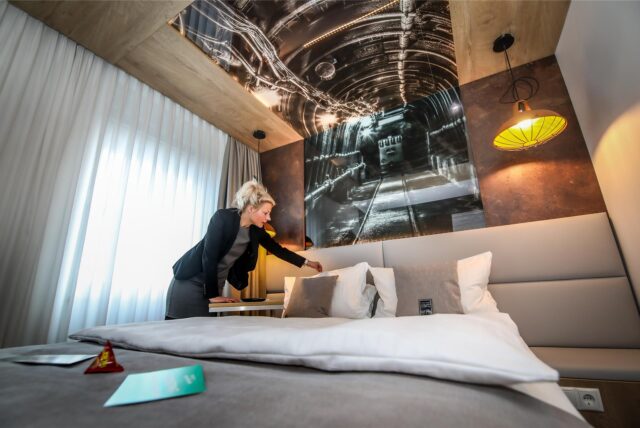 Hotelchefin Katja Kortmann bereitet ein Bett im Hotel Esplanade in Dortmund.
