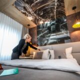 Hotelchefin Katja Kortmann bereitet ein Bett im Hotel Esplanade in Dortmund.