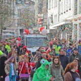 Auf dem Bild ist eine verkleidete Menschenmenge zu sehen, die gemeinsam durch die Unnaer Innenstadt zieht, um den Kinder-Karneval zu feiern.