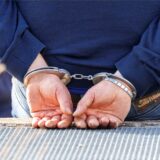 Ein Mann trägt Handschellen nach seiner Festnahme