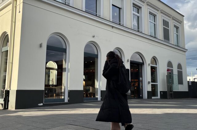 Das Ladenschild „Backhaus“ ist bereits abgenommen worden. Den Betrieb in der Unnaer Innenstadt stellt das Bäckerei-Café am Unnaer Bahnhof allerdings erst mit Ablauf des Februars ein.
