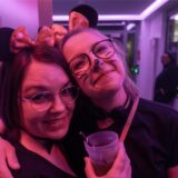 Zwei Frauen sind als Minnie Maus verkleidet und lachen in die Kamera.