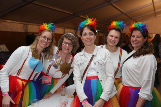 Frauen in Kostümen