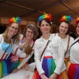 Frauen in Kostümen