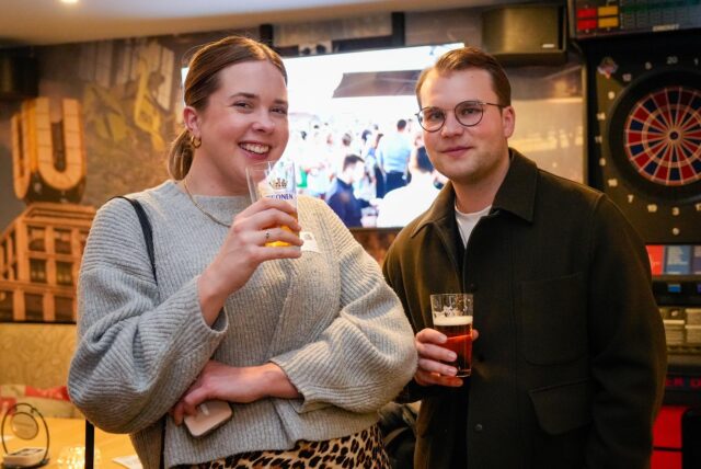 Menschen feiern bei dem Afterwork-Event Überstunde in Dortmund