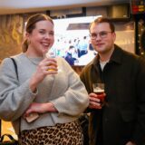 Menschen feiern bei dem Afterwork-Event Überstunde in Dortmund