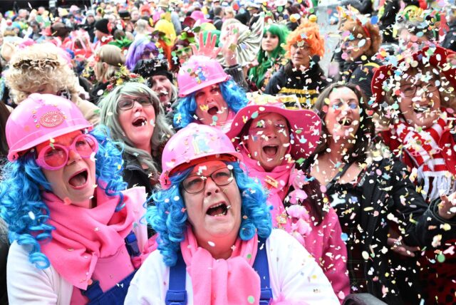 Menschen feiern Karneval.
