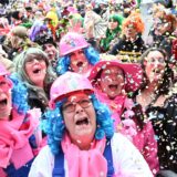 Menschen feiern Karneval.