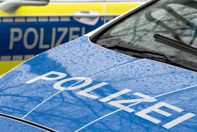 Zwei Polizeiwagen stehen nebeneinander