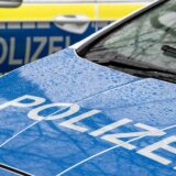 Zwei Polizeiwagen stehen nebeneinander