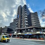 Ein Transporter der EDG fährt am früheren RAG-Hochhaus in Dortmund vorbei.