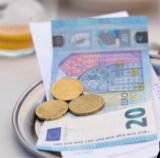 Links: Eine Hand stellt einen kleinen Metallteller mit Bargeld und einer Rechnung auf einem Tisch in einem Restaurant ab. Rechts: Dehoga-Pressesprecher Thorsten Hellwig