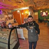 Anas Khoja, der Inhaber des neuen Cafés in Unna, steht neben einer Theke.