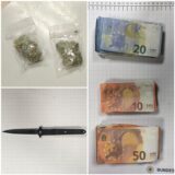 Zwei Tütchen mit Cannabis, ein Messer und Bargeld liegen auf einer Unterlage.