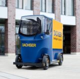 Wie ein kleiner Lastwagen sieht das Lasten-E-Bike der Firma Dachser aus: Vier Räder, eine geschlossene Fahrerkabine und ein Laderaumkasten.