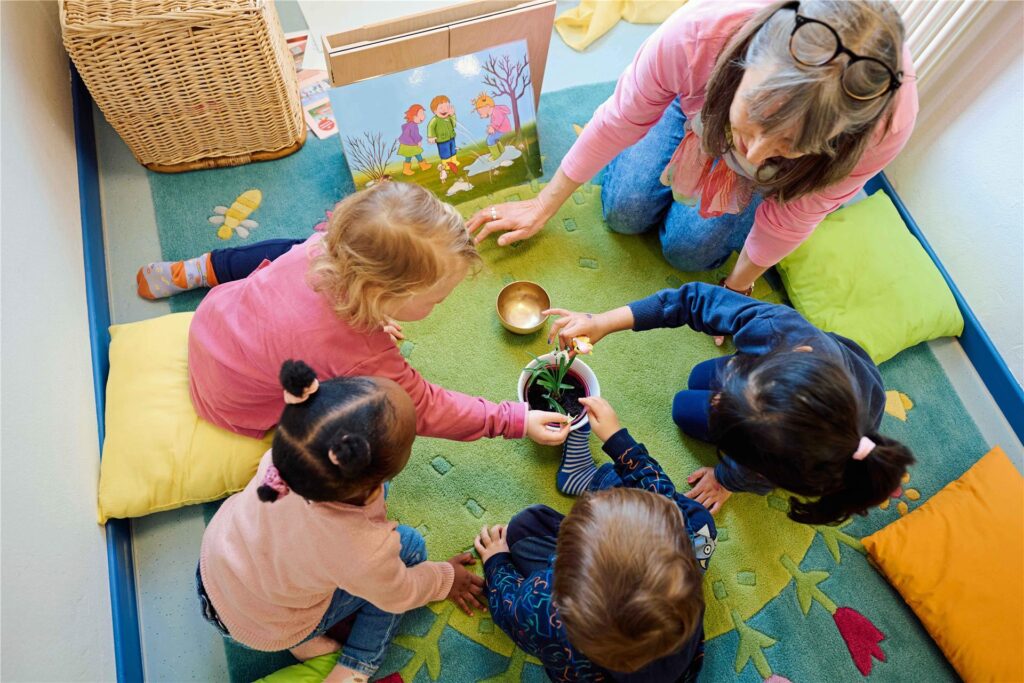 Spielende Kinder in einer Kindertagesstätte. Spielende Kinder in einer Kindertagesstätte.