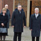 Mit trauernden Mienen zeigen sich Daniela Schadt, der damalige Halterner Bürgermeister Bodo Klimpel und der damalige Bundespräsident Joachim Gauck vor der Sixtus-Kirche..
