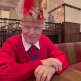 Der Unnaer Helmut Scherer (90) trägt während eines Interviews einen Orden und eine Narrenkappe