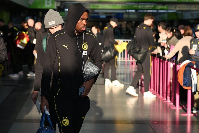 Carney Chukwuemeka schaut zur Seite.