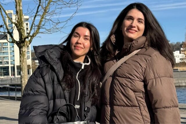 Die Freundinnen Renata und Nuria sind zu sehen.