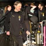 Niko Kovac schiebt einen Koffer.