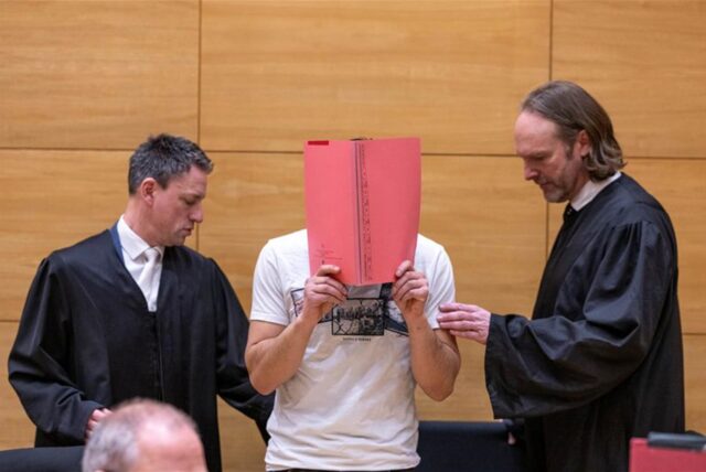 Beim Beginn im Prozess um den Vorwurf einer Vergewaltigung vor einem Club in Herford, steht einer der beiden Hauptangeklagten (M) neben seinen Anwälten. Angeklagt sind sieben Männer und eine Frau im Alter zwischen 17 und 20 Jahren. Zwei der Männer sollen eine Frau, die unter Drogeneinfluss stand, in der Nacht auf den 24. August 2024 in einem Auto über eine Stunde lang mehrfach vergewaltigt und verletzt haben. Die anderen Angeklagten sollen sich vor das Auto gestellt haben, um die Tat zu verdecke