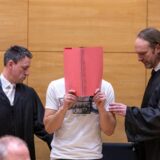 Beim Beginn im Prozess um den Vorwurf einer Vergewaltigung vor einem Club in Herford, steht einer der beiden Hauptangeklagten (M) neben seinen Anwälten. Angeklagt sind sieben Männer und eine Frau im Alter zwischen 17 und 20 Jahren. Zwei der Männer sollen eine Frau, die unter Drogeneinfluss stand, in der Nacht auf den 24. August 2024 in einem Auto über eine Stunde lang mehrfach vergewaltigt und verletzt haben. Die anderen Angeklagten sollen sich vor das Auto gestellt haben, um die Tat zu verdecke