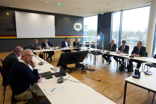 Union-Präsident Dirk Zingler (li.) und Bochums Geschäftsführer Ilja Kaenzig (ganz rechts) beim DFB-Bundesgericht in Frankfurt