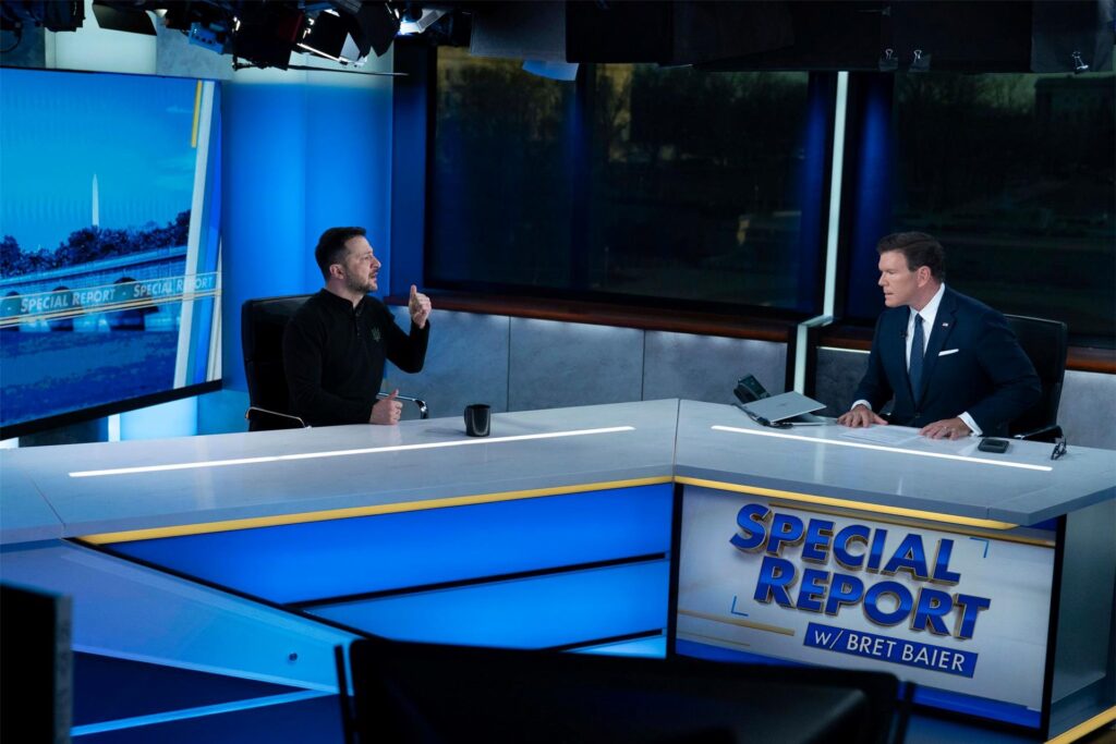 Wolodymyr Selenskyj (l), Präsident der Ukraine, spricht während eines Interviews mit Bret Baier während einer Aufzeichnung von FOX News Channel's Special Report with Bret Baier in Washington.