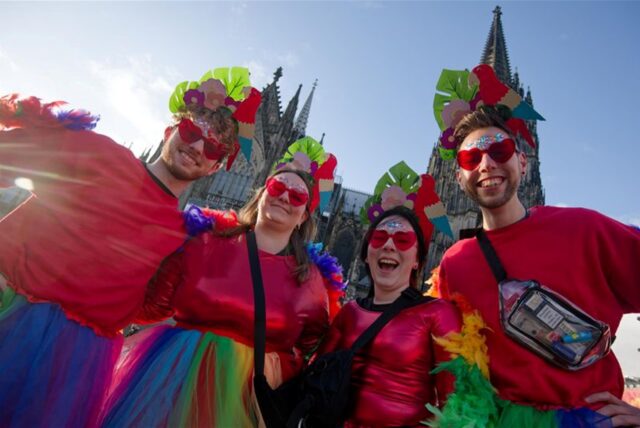 Eine Gruppe von Karnevalisten posiert vor dem Dom für ein Foto. Unter erhöhten Sicherheitsvorkehrungen beginnt diesen Donnerstag der Straßenkarneval. An Weiberfastnacht oder Altweiber – dem Donnerstag vor Rosenmontag – stürmen vielerorts Frauen die Rathäuser und übernehmen symbolisch das Regiment. Vor allem in Köln zieht der Karnevalsauftakt traditionell viele 10.000 Feiernde von auswärts an. (zu dpa: «Karnevalswetter in NRW: Trockene Tage am Wochenende»)