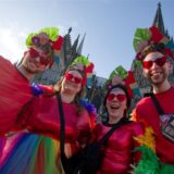 Eine Gruppe von Karnevalisten posiert vor dem Dom für ein Foto. Unter erhöhten Sicherheitsvorkehrungen beginnt diesen Donnerstag der Straßenkarneval. An Weiberfastnacht oder Altweiber – dem Donnerstag vor Rosenmontag – stürmen vielerorts Frauen die Rathäuser und übernehmen symbolisch das Regiment. Vor allem in Köln zieht der Karnevalsauftakt traditionell viele 10.000 Feiernde von auswärts an. (zu dpa: «Karnevalswetter in NRW: Trockene Tage am Wochenende»)