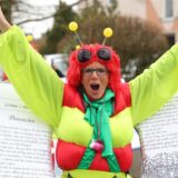 Eine Frau, die als Buchwurm verkleidet ist, beim Karnevalsumzug in Selm.