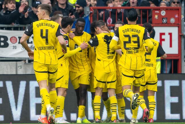 Borussia Dortmund feiert den Sieg gegen St. Pauli.