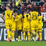 Borussia Dortmund feiert den Sieg gegen St. Pauli.