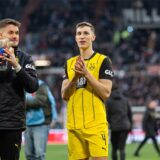 Nico Schlotterbeck klatscht in die Hände.