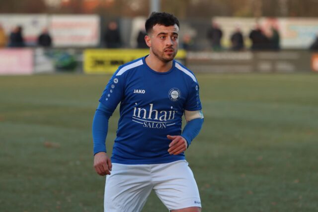 Emre Demir vom VfL Kamen steht auf dem Fußballplatz.