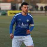 Emre Demir vom VfL Kamen steht auf dem Fußballplatz.