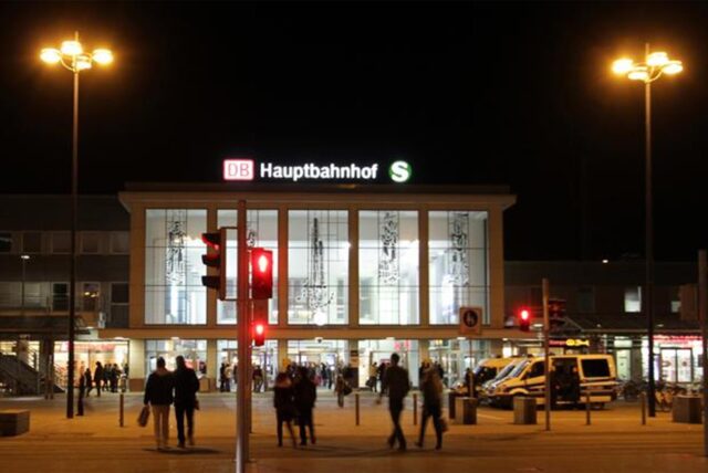 Foto des Dortmunder Bahnhofs bei Nacht- Außenansicht.